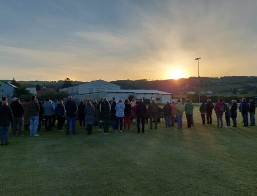 Sonnenaufgangsmesse am Sportplatz