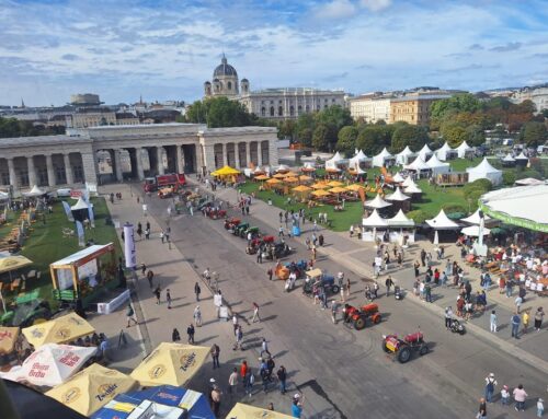 Traktorteam beim Erntedankfest „Hawi di Ähre“ am Heldenplatz