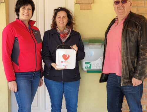 Defibrillator offiziell an Altruppersdorf übergeben